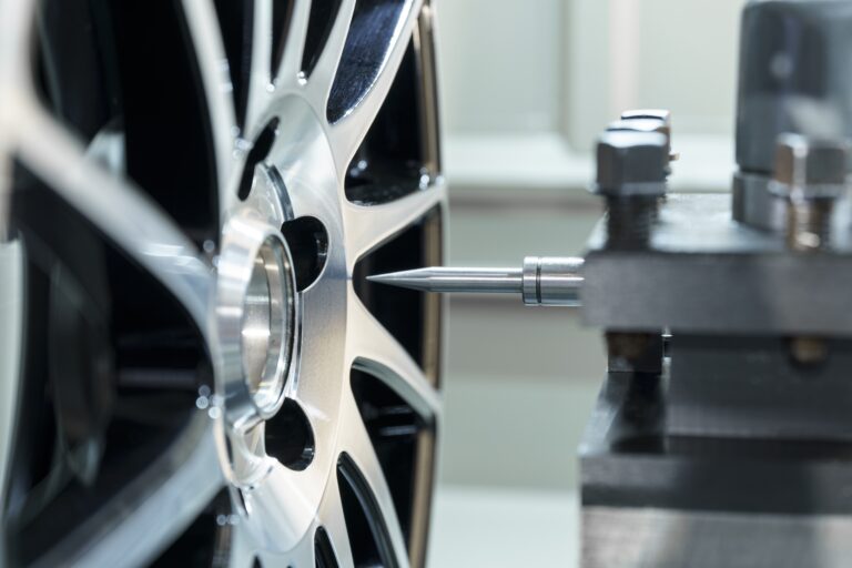 Felgenreparatur - CNC Glanzdrehen. Mit unserem CNC-gesteuerten Reparatursystem für die Reparatur von glanzgedrehten Felgen und für die nachträgliche Veredelung von lackierten oder gepulverten Aluminiumfelgen mit glanzgedrehten Flächen bearbeiten wir auch komplizierten Felgenformen und Tiefbettfelgen.  Unsere benutzerfreundliche CNC-Bearbeitungssoftware ermöglicht eine präzise und automatische Bearbeitung der Felgenoberfläche. Dabei kann entweder die gesamte Front oder eine bestimmte Randzone gezielt bearbeitet werden. Hierbei ist bereits ein Materialabtrag ab 0,01 mm möglich. Bei keinem anderen Reparaturverfahren für Aluminiumfelgen kann der gewünschte Abtrag der Klarlackschicht oder des Grundmetalls so exakt bestimmt und begrenzt werden.