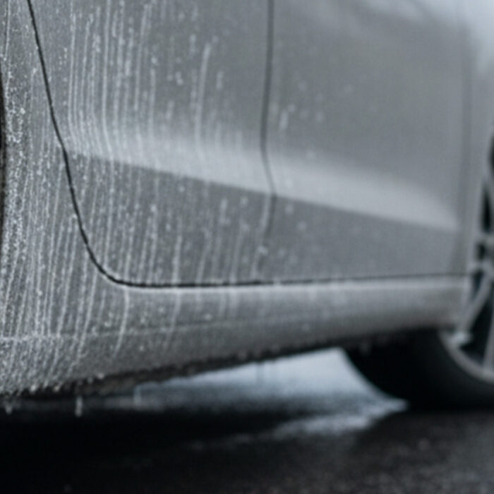 Streusalz-Rueckstaende an Felgen und Unterboden eines Autos nach dem Winter in Braunschweig