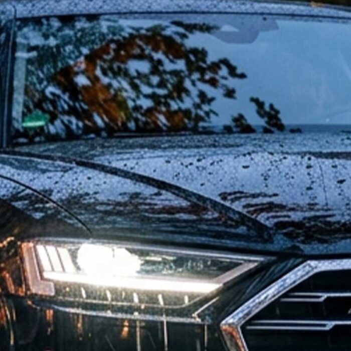 Gepflegtes Auto an einem regnerischen Herbsttag nach professioneller Fahrzeugaufbereitung in Braunschweig