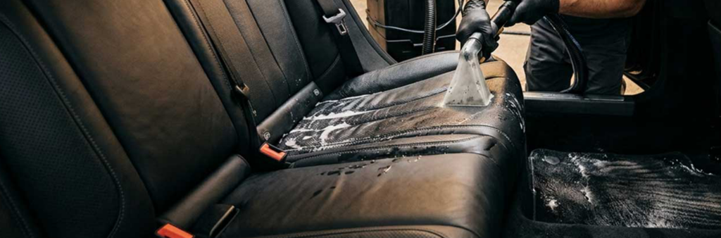 Professionelle Innenraumreinigung eines Autos zur Verbesserung der Luftqualität und Hygiene