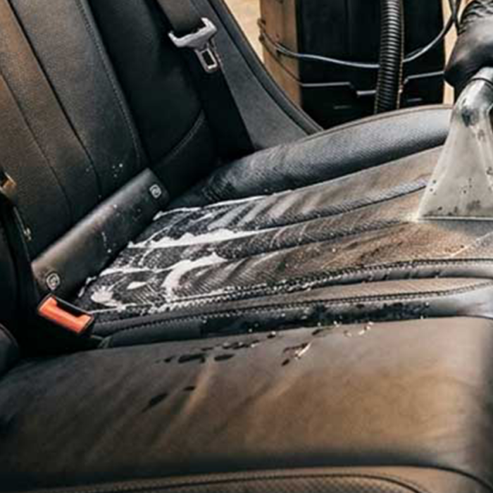 Professionelle Innenraumreinigung eines Autos zur Verbesserung der Luftqualität und Hygiene