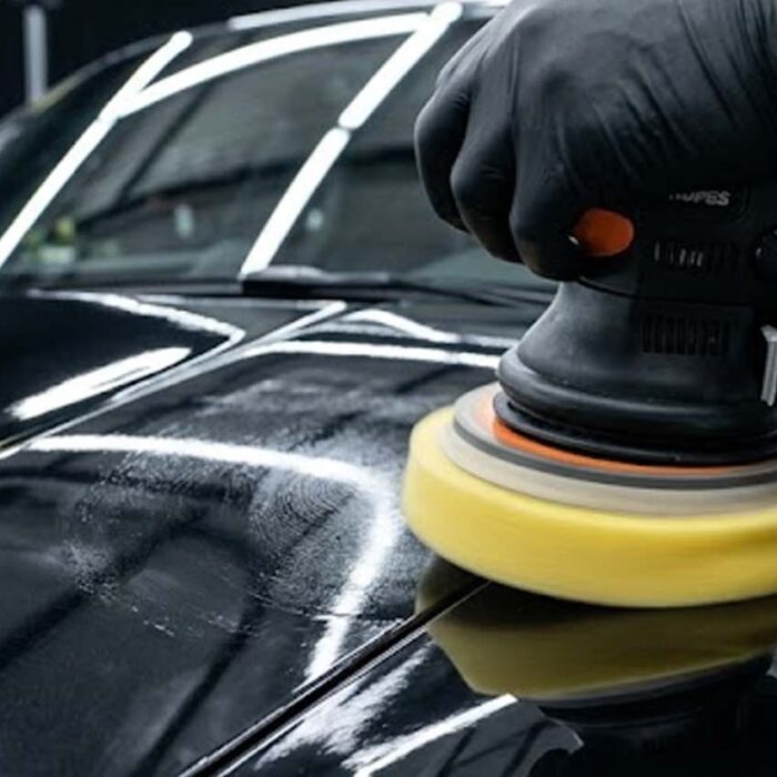Auto wird im Frühling poliert und aufbereitet für glänzenden Lack nach dem Winter