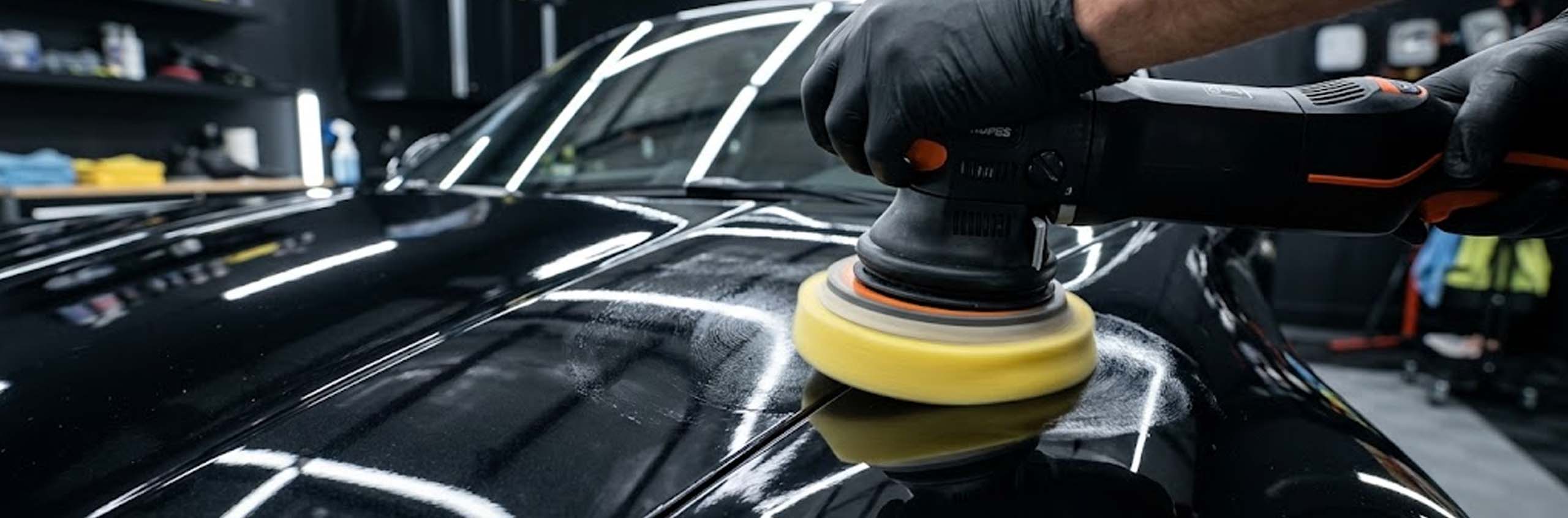 Auto wird im Frühling poliert und aufbereitet für glänzenden Lack nach dem Winter