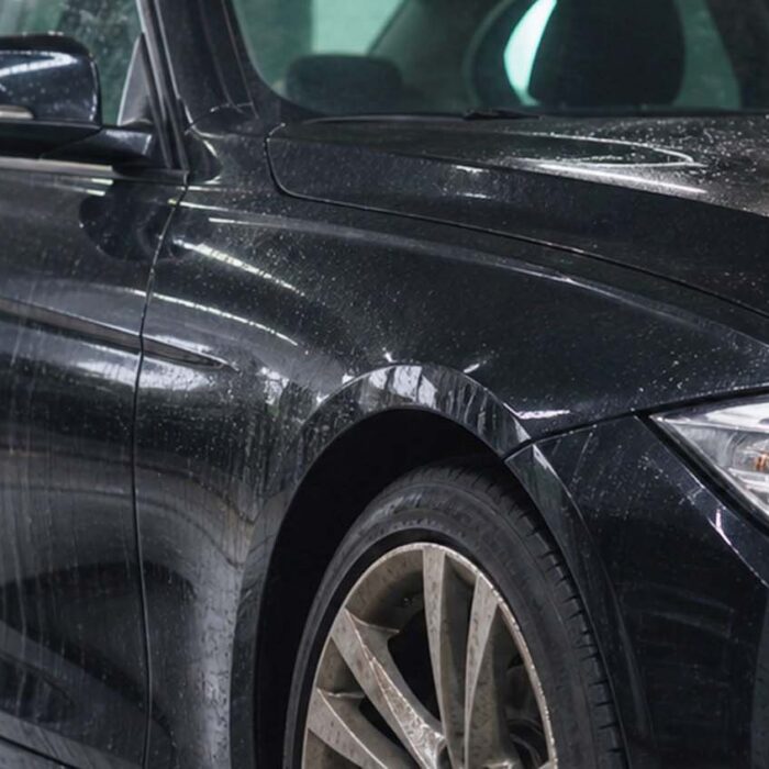 Auto nach der Wäsche wirkt stumpf im Vergleich zu professionell aufbereitetem Fahrzeug