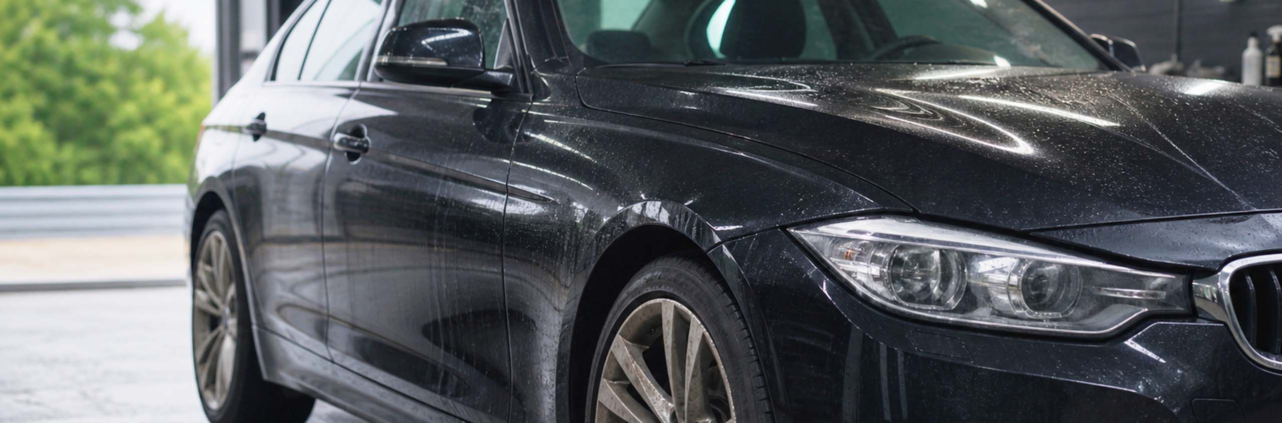 Auto nach der Wäsche wirkt stumpf im Vergleich zu professionell aufbereitetem Fahrzeug