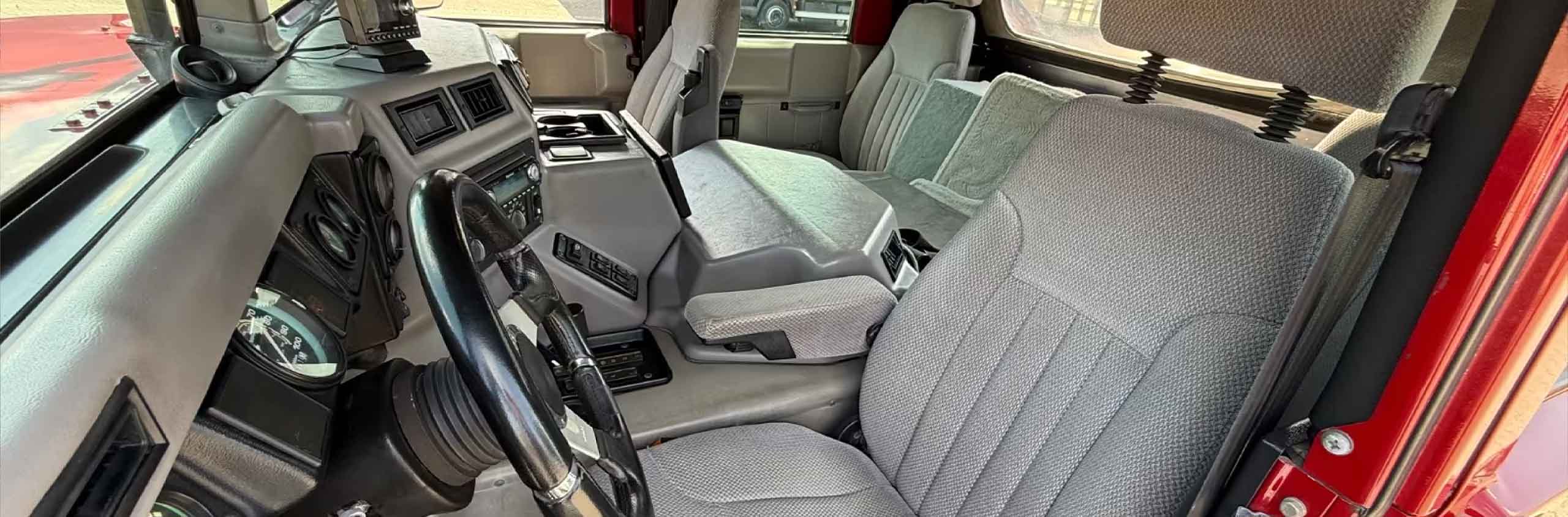 Professionell gepflegte Autositze aus Leder, Stoff und Alcantara in einem Fahrzeug
