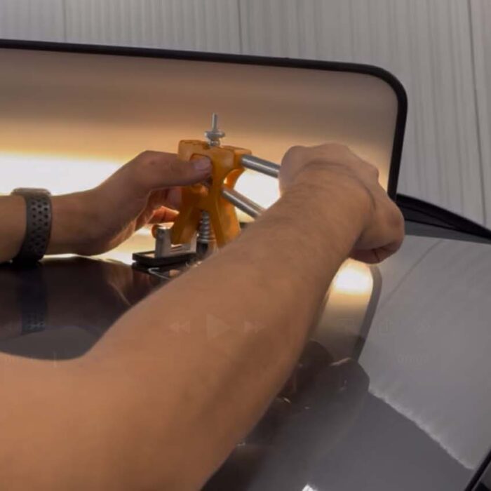 Delle im Autolack vor dem Dellendrücken ohne Lackieren