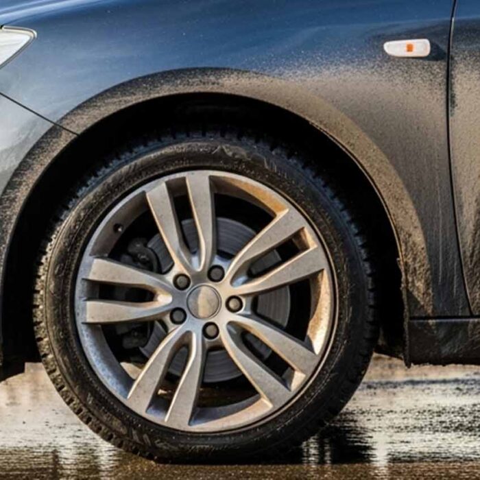 Auto mit leichten Winterspuren und Salzrueckstaenden im Uebergang von Winter zu Fruehjahr vor professionellem Car Detailing in Braunschweig