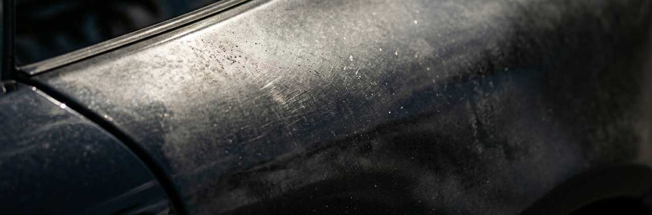 Autolack Oberfläche mit sichtbaren Alterungsspuren und Schutzversiegelung bei APS Fahrzeugpflege