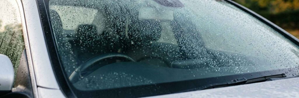 Feuchtigkeit am Auto im Herbst bei nassem Wetter