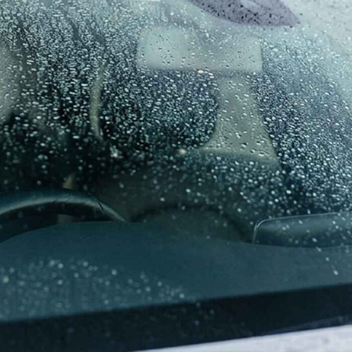 Feuchtigkeit am Auto im Herbst bei nassem Wetter