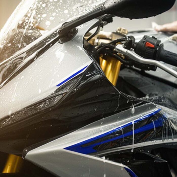 Motorrad nach der Winterpause bei professioneller Pflege im Frühjahr