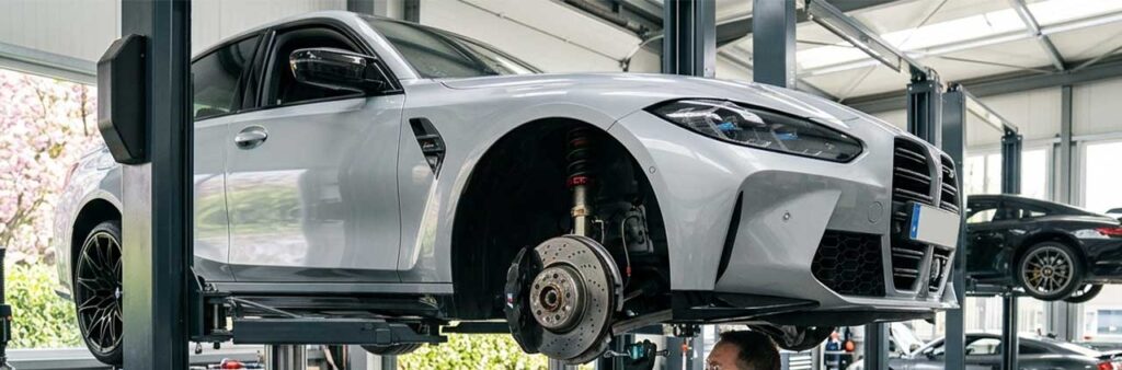 Reifenwechsel im Frühjahr mit gereinigten Felgen und vorbereitetem Fahrzeug für die Sommersaison