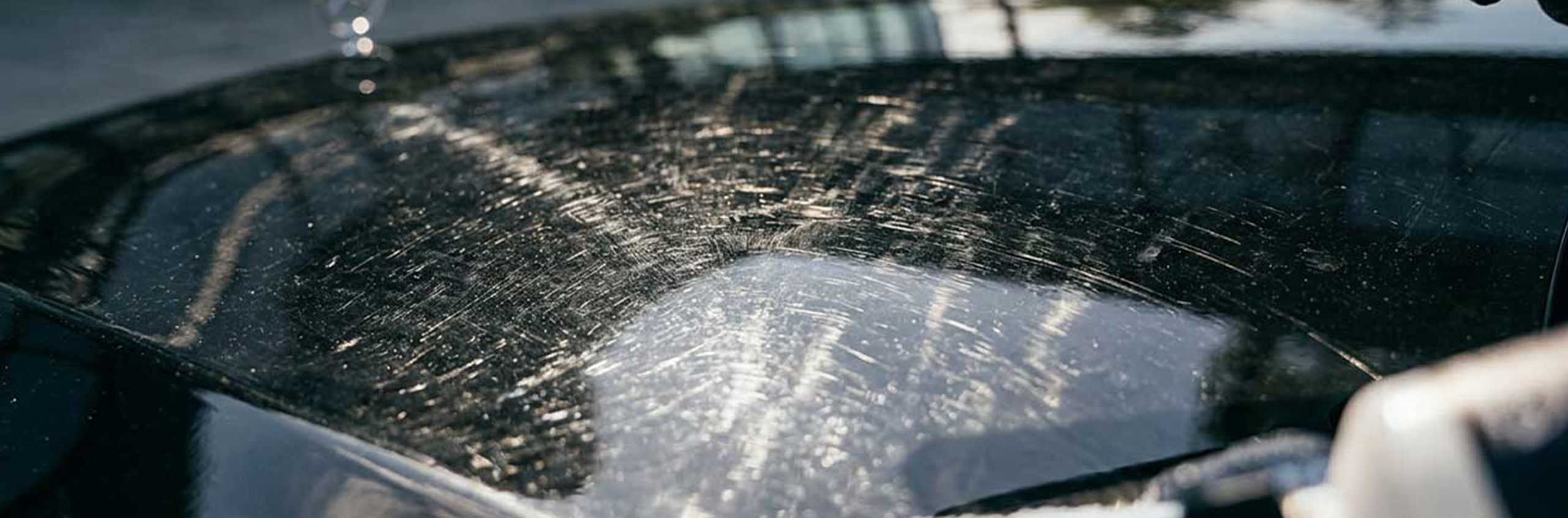 Auto Lack mit feinen Kratzern und Swirls durch Waschstraße bei professioneller Aufbereitung